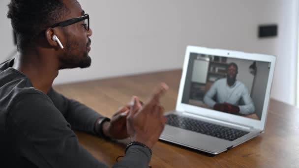 Een Afrikaan die laptop gebruikt voor videogesprekken — Stockvideo