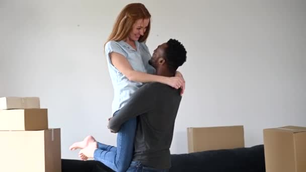 Glad multiracial par flyttade in i ett nytt hus — Stockvideo