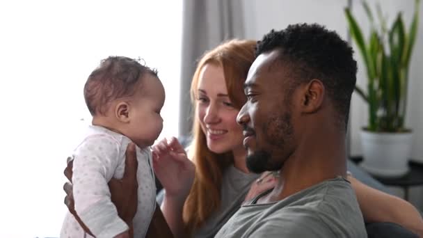 Een gelukkig multiraciaal gezin van drie thuis — Stockvideo