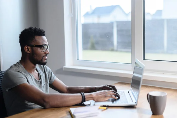 Man, företag, student, utbildning, distansarbete — Stockfoto