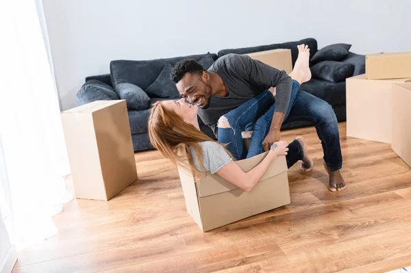 Een multiraciaal paar heeft plezier op mooving dag — Stockfoto