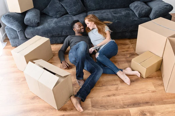 Familie, koppel, verhuizing, gemengd ras, landgoed — Stockfoto