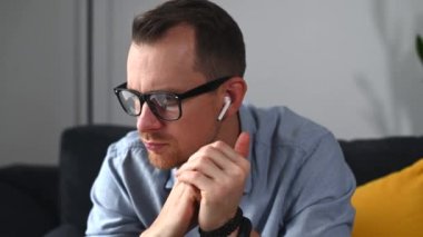 Akıllı ve rahat gömlekli bir adam.