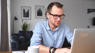 Akıllı ve rahat gömlekli bir adam.