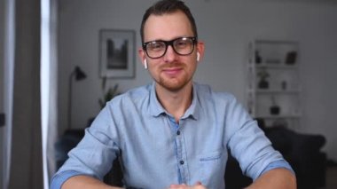 Akıllı ve rahat gömlekli bir adam.