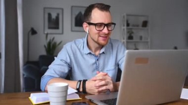 Akıllı ve rahat gömlekli bir adam.