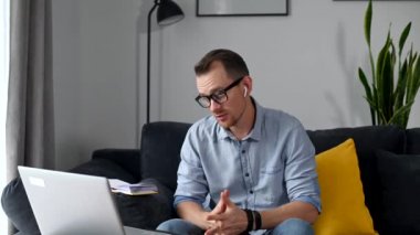 Akıllı ve rahat gömlekli bir adam.