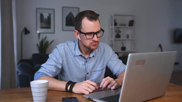 Un tipo inteligente con camisa casual inteligente — Vídeos de Stock