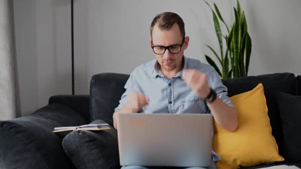 Um cara inteligente em camisa casual inteligente — Vídeo de Stock