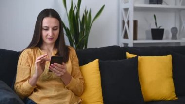 Kapalı alanda rahat gömlekli bir kadın.