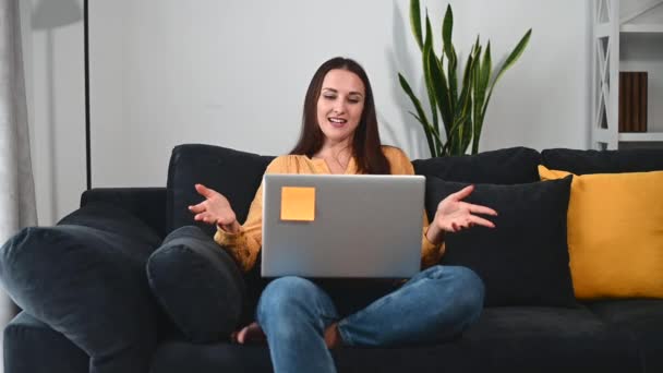 Młoda kobieta w luźnej koszuli z laptopem w środku — Wideo stockowe