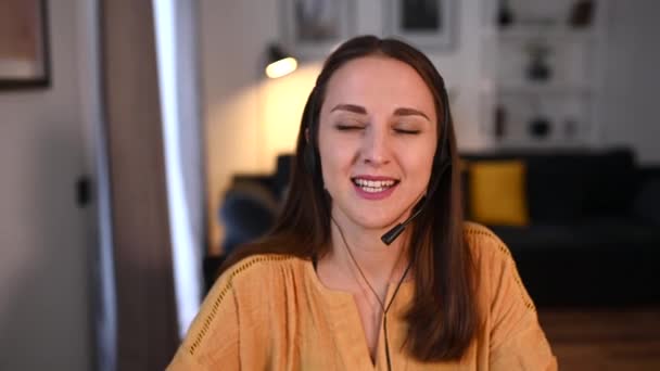 Uma jovem mulher em camisa casual interior — Vídeo de Stock