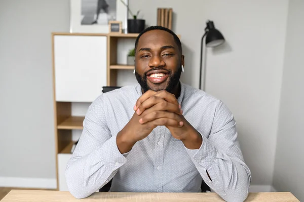 Afro-Amerikaanse man is blij om de baan te accepteren — Stockfoto