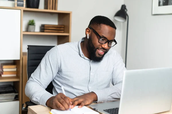 Estudiante afroamericano tomando notas — Foto de Stock