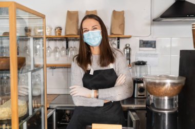 Tıbbi maskeli bir garson.