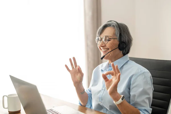 Volwassen vrouwelijke kantoormedewerker toont goed teken — Stockfoto