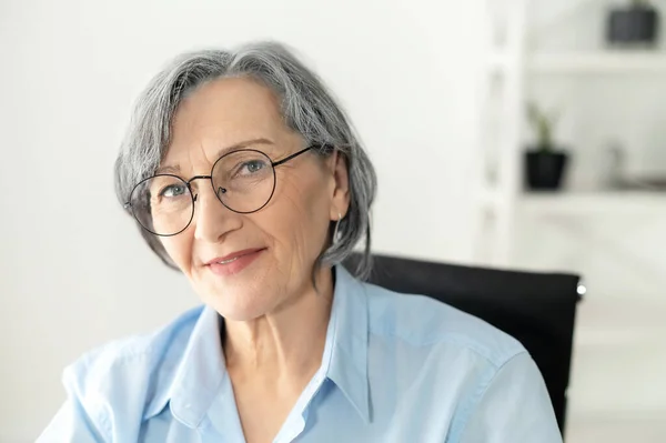 Beaming elegant senior businesswoman in the office — Stock Photo, Image