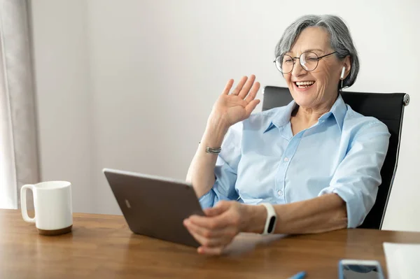 Старшая женщина-бизнесмен показывает "дай пять" онлайн — стоковое фото