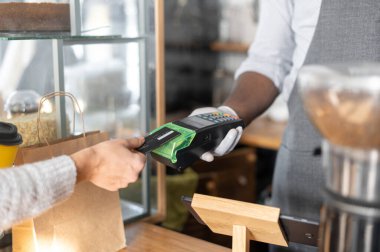 Tıbbi maskeli Afrikalı bir garson.