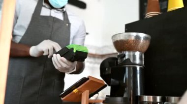 Tıbbi maskeli Afrikalı bir garson.
