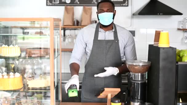 Αφρικανός σερβιτόρος με ιατρική μάσκα. — Αρχείο Βίντεο
