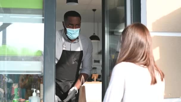 Un camarero africano con máscara médica — Vídeos de Stock