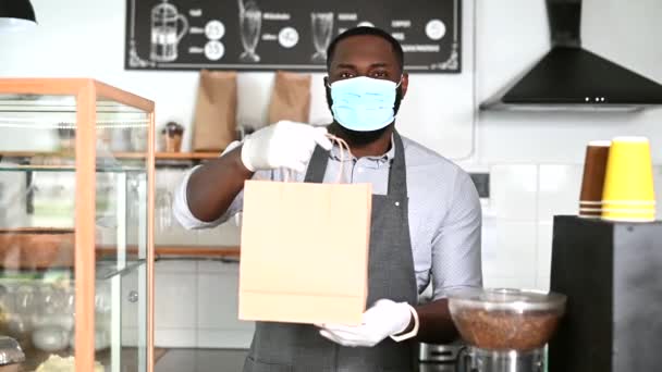 Африканский официант в медицинской маске — стоковое видео