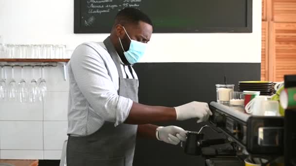 Un cameriere africano in maschera medica — Video Stock