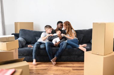 Çok ırklı aile yeni bir eve taşınıyor.