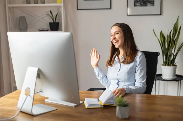 Eine junge Frau nutzt PC für Videotelefonie — Stockfoto