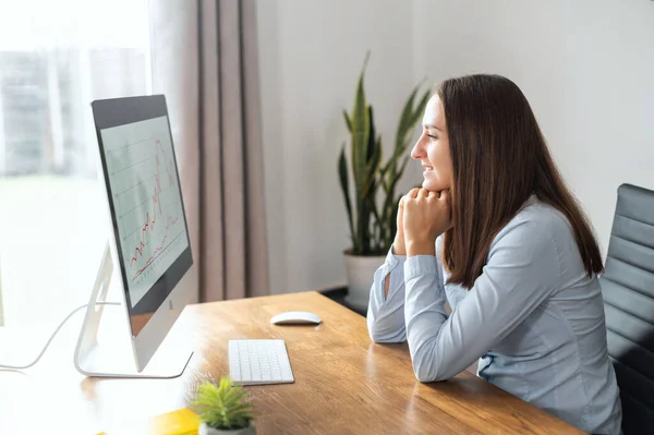 Una giovane donna sta usando il PC in ufficio — Foto Stock