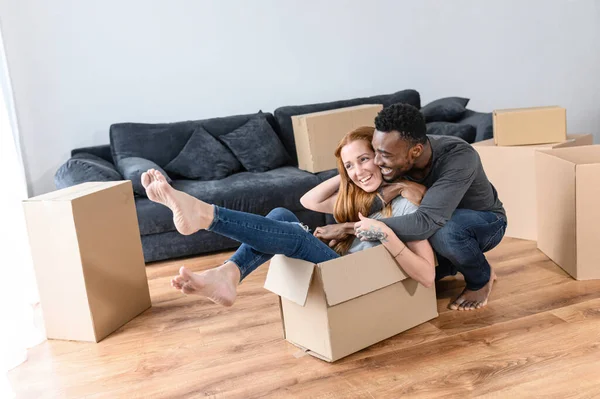 A multiracial couple has fun at mooving day — Stock Photo, Image