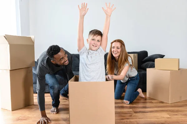 A multiracial family have fun at mooving day — Stock Photo, Image