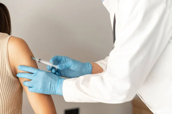 Close-up van een arts met injectiespuit vaccin — Stockfoto