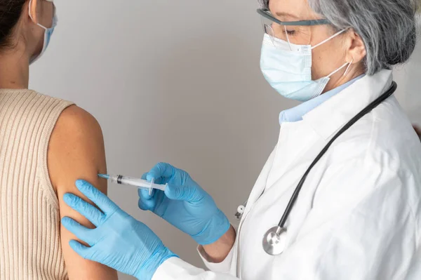 Senioren medisch professioneel injecterend vaccin — Stockfoto
