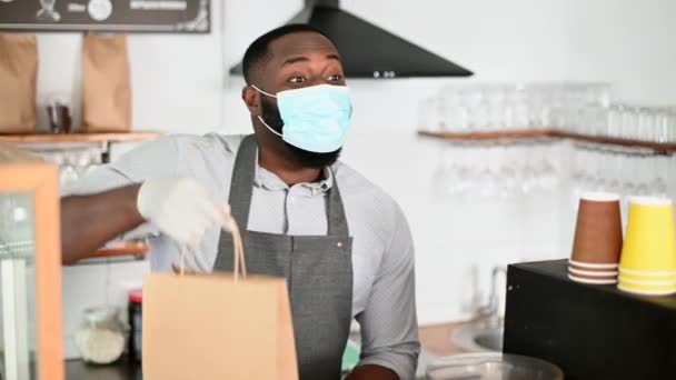 Un cameriere africano in maschera medica — Video Stock