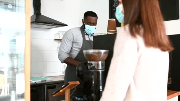 Un cameriere africano in maschera medica — Video Stock