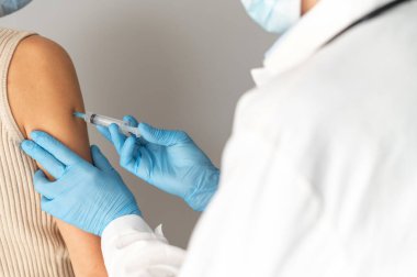 Şırınga aşısıyla bir doktoru kapat.