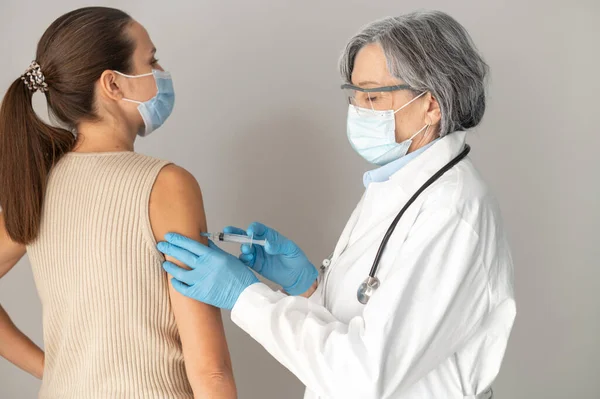 Senioren medisch professioneel injecterend vaccin — Stockfoto