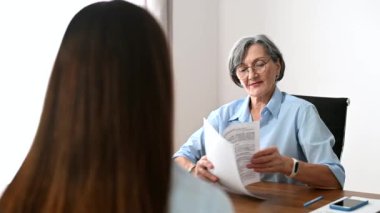 Üst düzey İnsan Kaynakları Müdürü röportaj yapıyor.