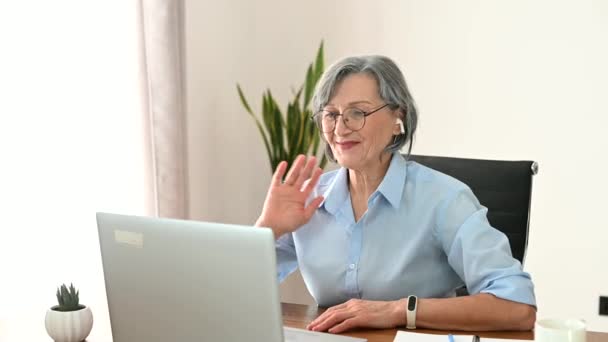 Femme d'affaires senior avec ordinateur portable — Video
