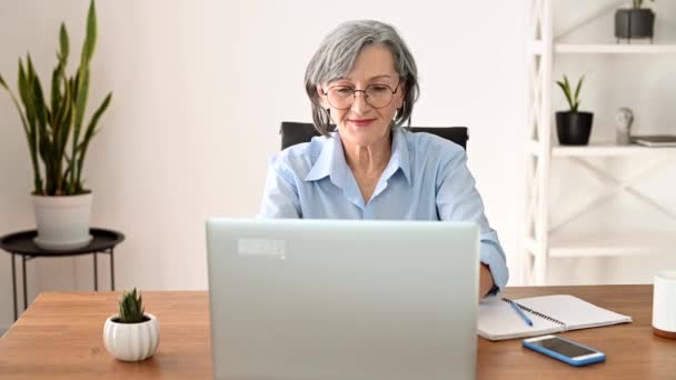 Donna d'affari anziana con laptop — Video Stock