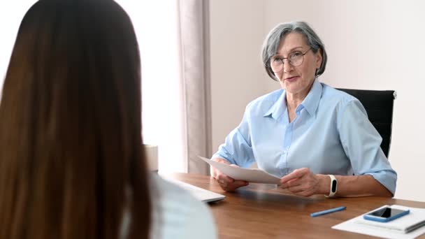 Senior hr gerente lleva a cabo la entrevista — Vídeos de Stock