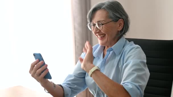 Mujer de negocios senior con smartphone — Vídeos de Stock