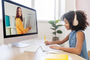 Afrikalı bir kız öğrenci internetten öğreniyor.