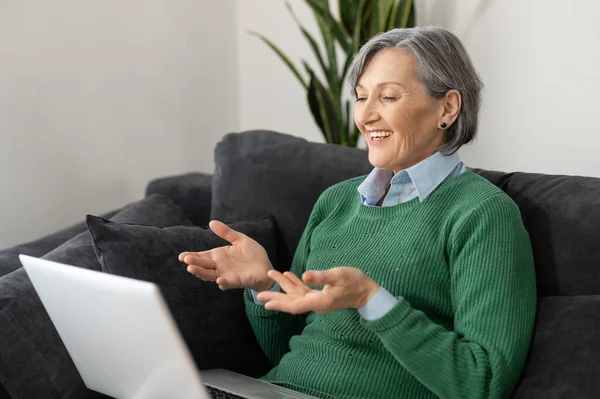Старша жінка дивиться комедійне шоу і сміється — стокове фото