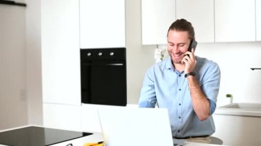 Akıllı cahsual gömlekli bir adam.