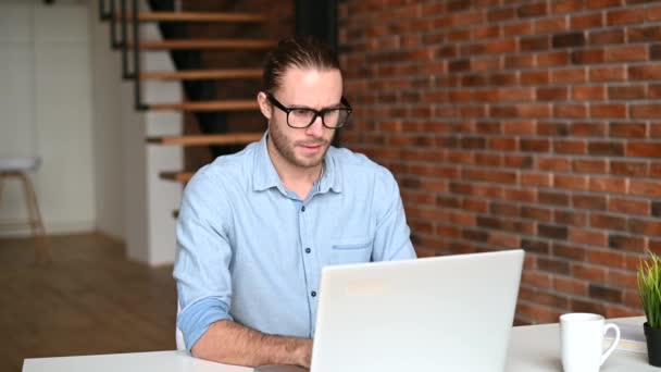 Un mec en chemise intelligente cahsual intérieur — Video