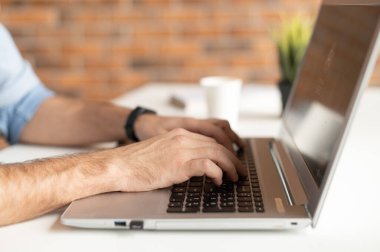 Akıllı gündelik giyimli bir adam içeride giyer.