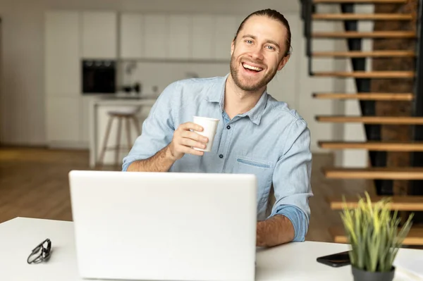 En kille i smart vardagskläder inomhus — Stockfoto